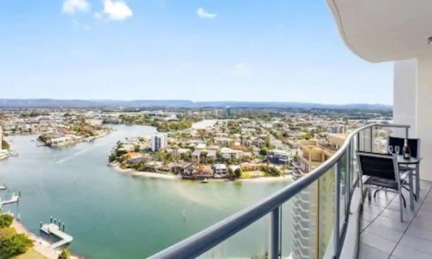 Panoramic Views Surfers-chevron. *