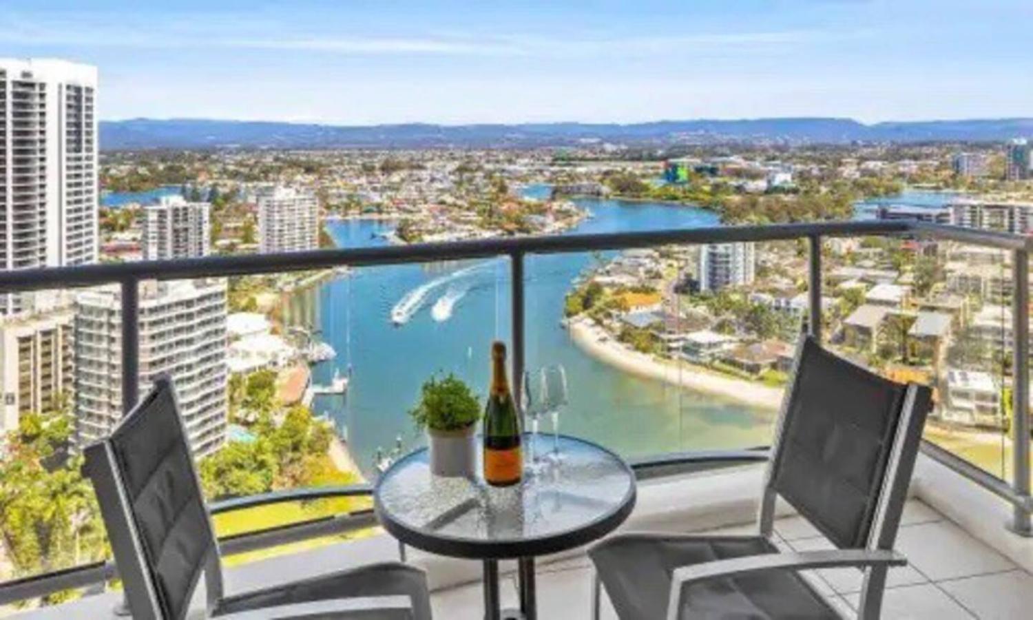 Apartment Panoramic Views Surfers-chevron. Gold Coast