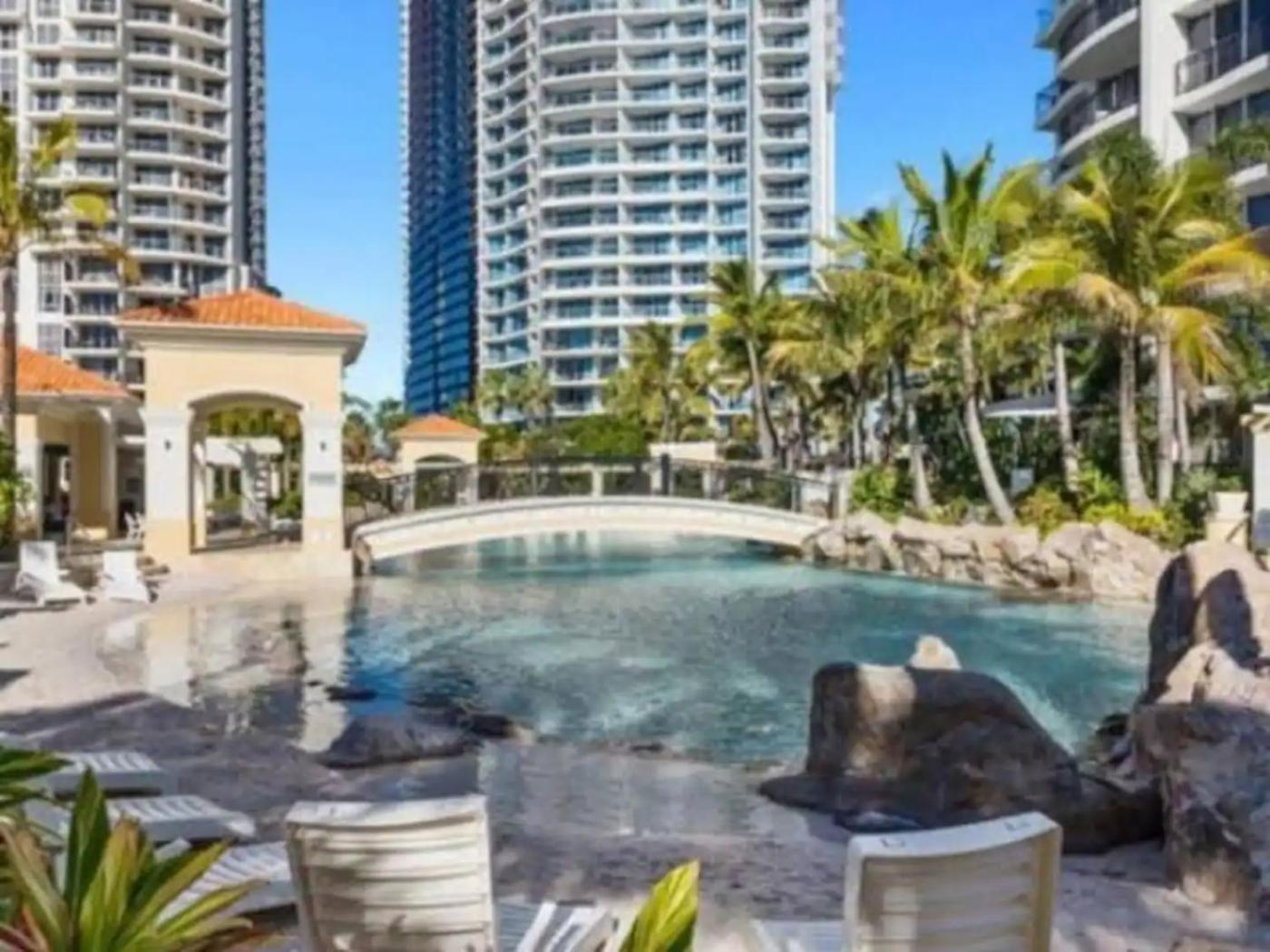 Apartment Panoramic Views Surfers-chevron. *