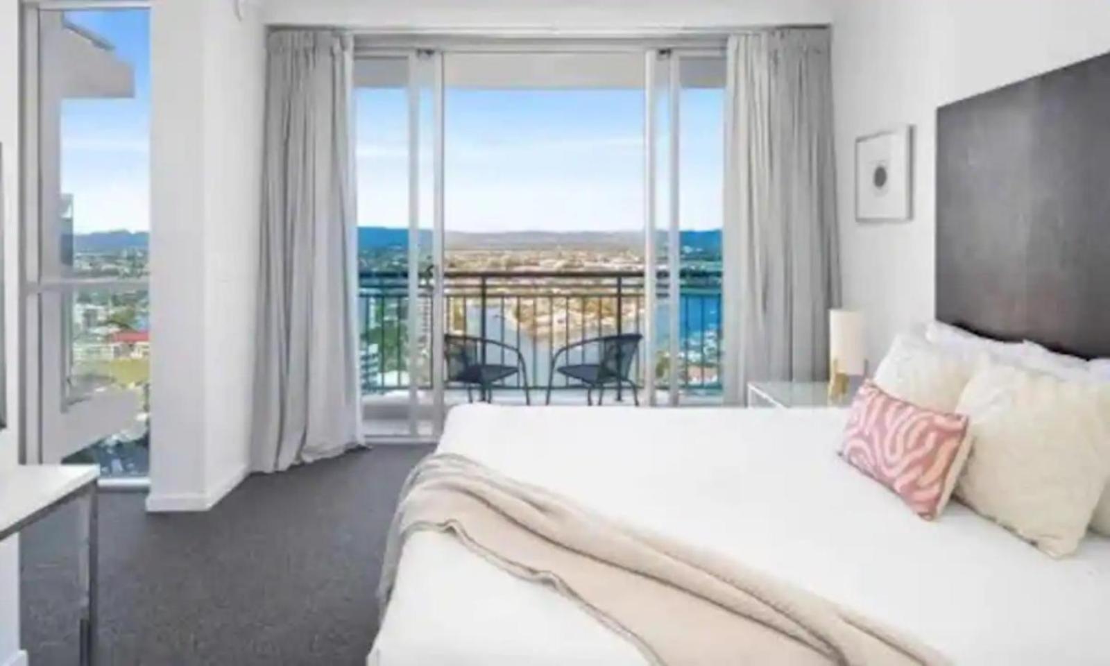 Apartment Panoramic Views Surfers-chevron. *